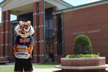 Roary in front of Linschied Library.