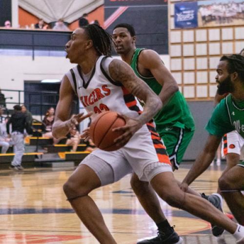 Men's Basketball VS UAM