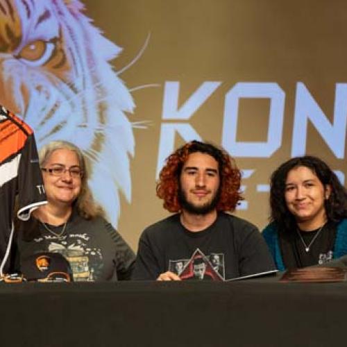 Konowa ESports Signing 5/2025 Photo
