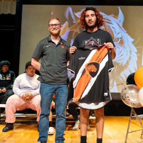 Konowa ESports Signing 5/2025 Photo